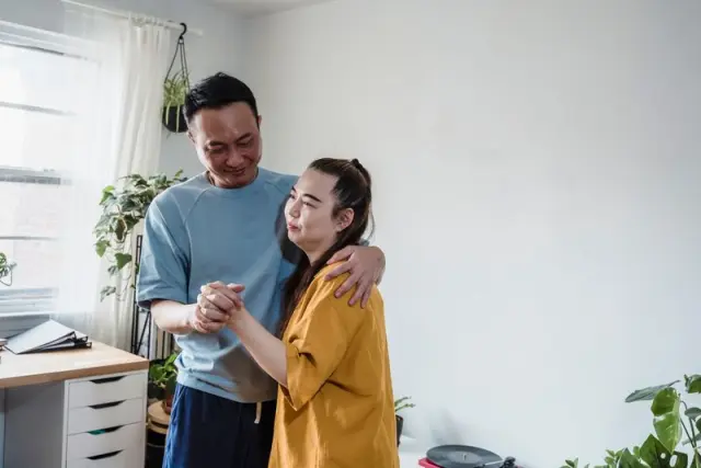 Una pareja bailando junta en casa